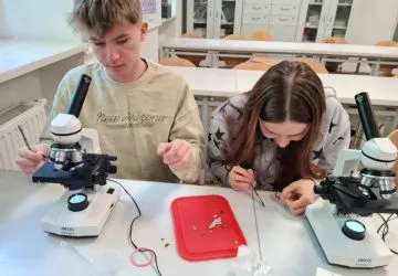 uczniowie na warsztatach mikroskopowych