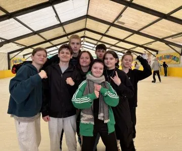 uczniowie jeżdżą na łyżwach