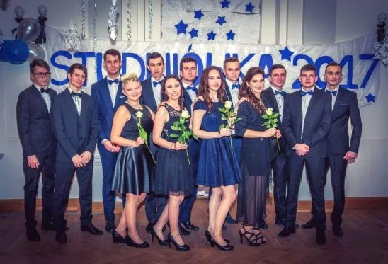 uczniowie na studniówce