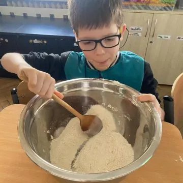 dzieci pieką ciasto marchewkowe