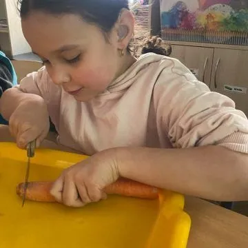 dzieci pieką ciasto marchewkowe