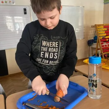 dzieci pieką ciasto marchewkowe