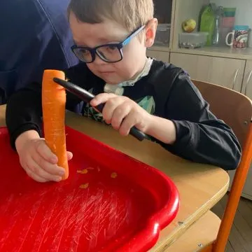 dzieci pieką ciasto marchewkowe