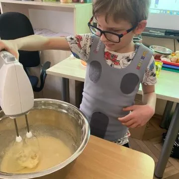 dzieci pieką ciasto marchewkowe