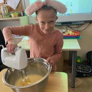 dzieci pieką ciasto marchewkowe