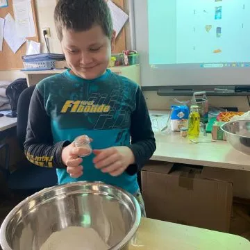 dzieci pieką ciasto marchewkowe