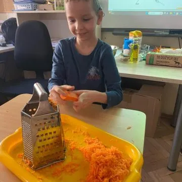 dzieci pieką ciasto marchewkowe