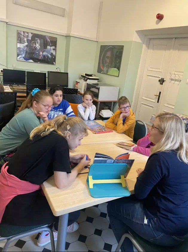 Czytaj książki – fajna sprawa – w nich  jest mądrość, śmiech, zabawa