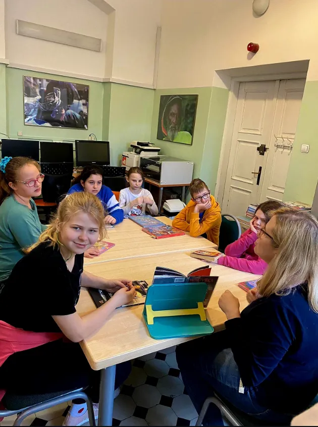 Czytaj książki – fajna sprawa – w nich  jest mądrość, śmiech, zabawa