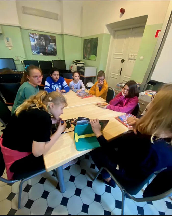 Czytaj książki – fajna sprawa – w nich  jest mądrość, śmiech, zabawa