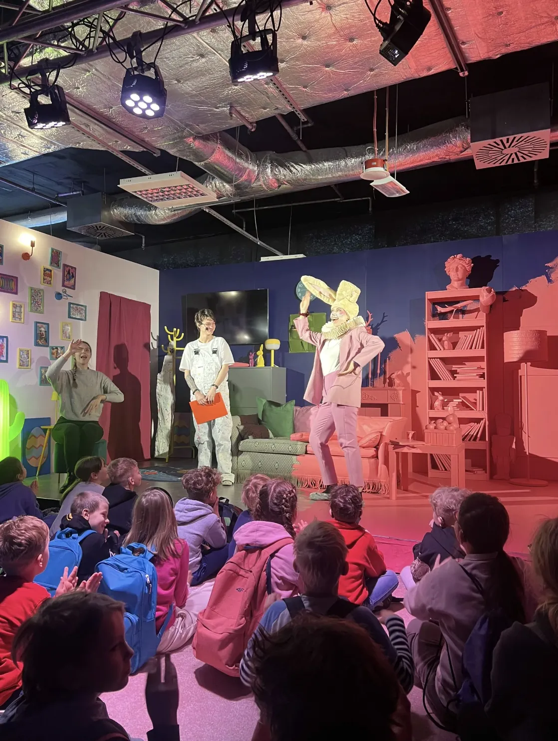 Wyróżnieni uczniowie z klas I-III z wizytą u … Zająca