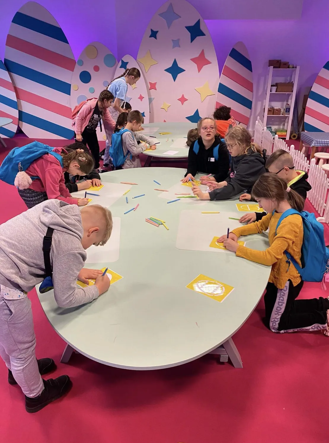 Wyróżnieni uczniowie z klas I-III z wizytą u … Zająca