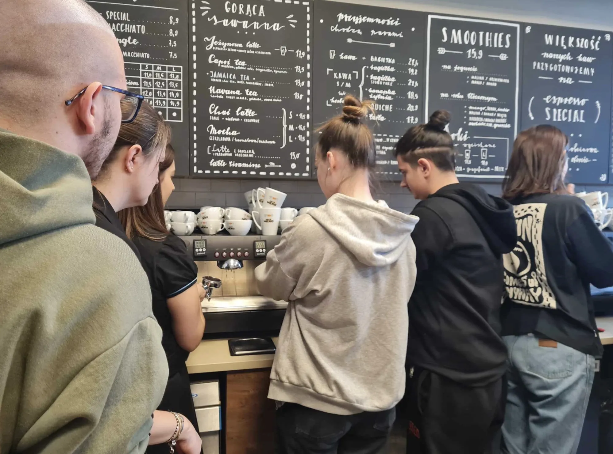 Kawa na ławę … a właściwie na kawiarniany stolik