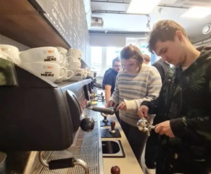 Kawa na ławę … a właściwie na kawiarniany stolik