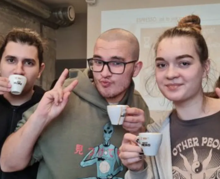 Kawa na ławę … a właściwie na kawiarniany stolik