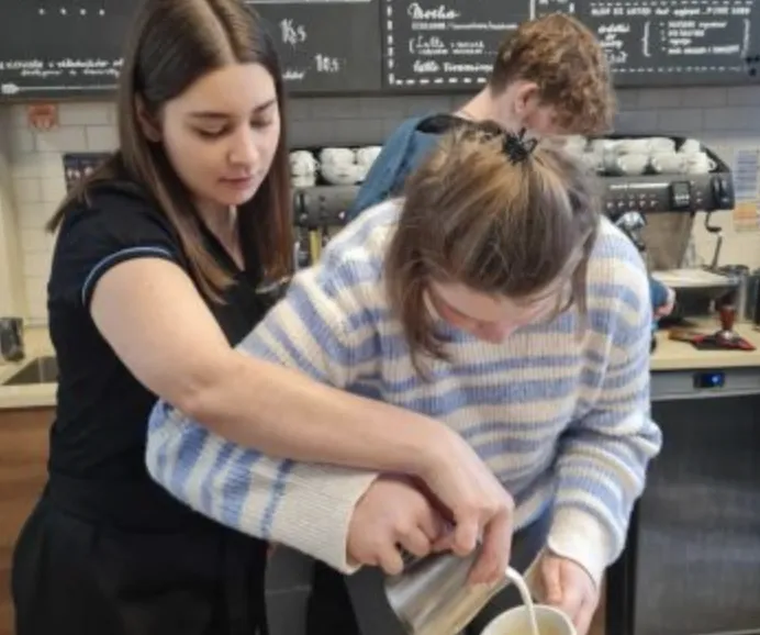 Kawa na ławę … a właściwie na kawiarniany stolik