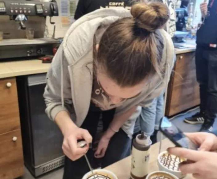 Kawa na ławę … a właściwie na kawiarniany stolik