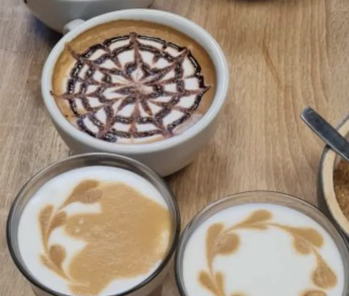 Kawa na ławę … a właściwie na kawiarniany stolik