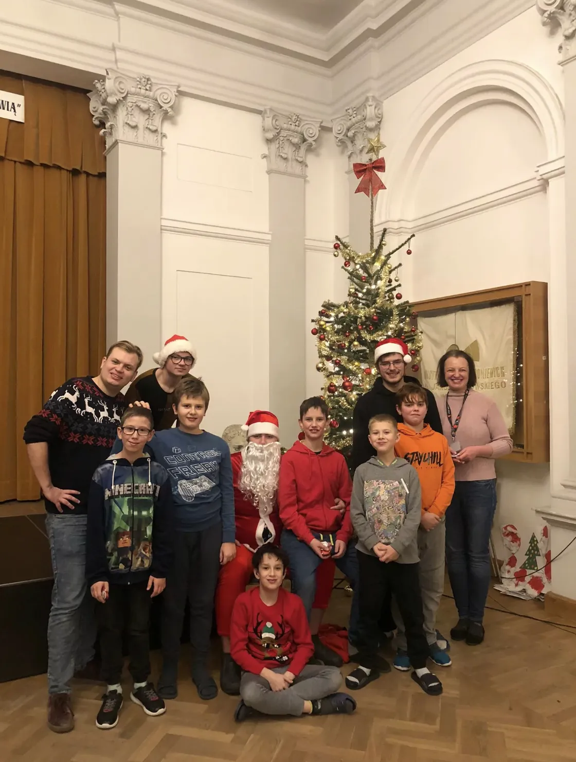 Dzyń, dzyń… Drzwi internatu otwierają się dla Mikołaja