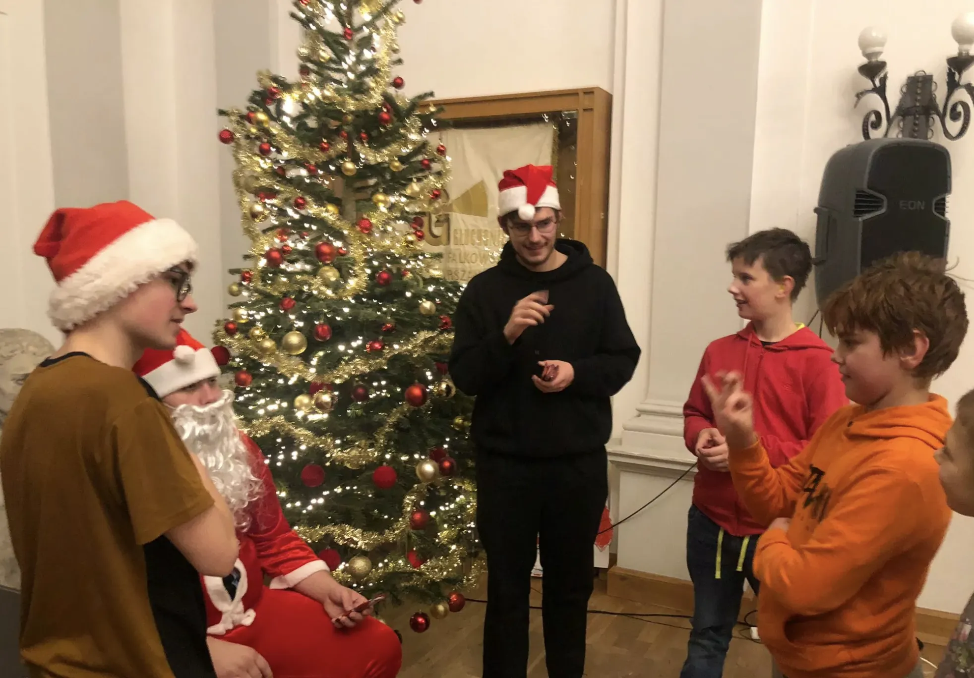 Dzyń, dzyń… Drzwi internatu otwierają się dla Mikołaja