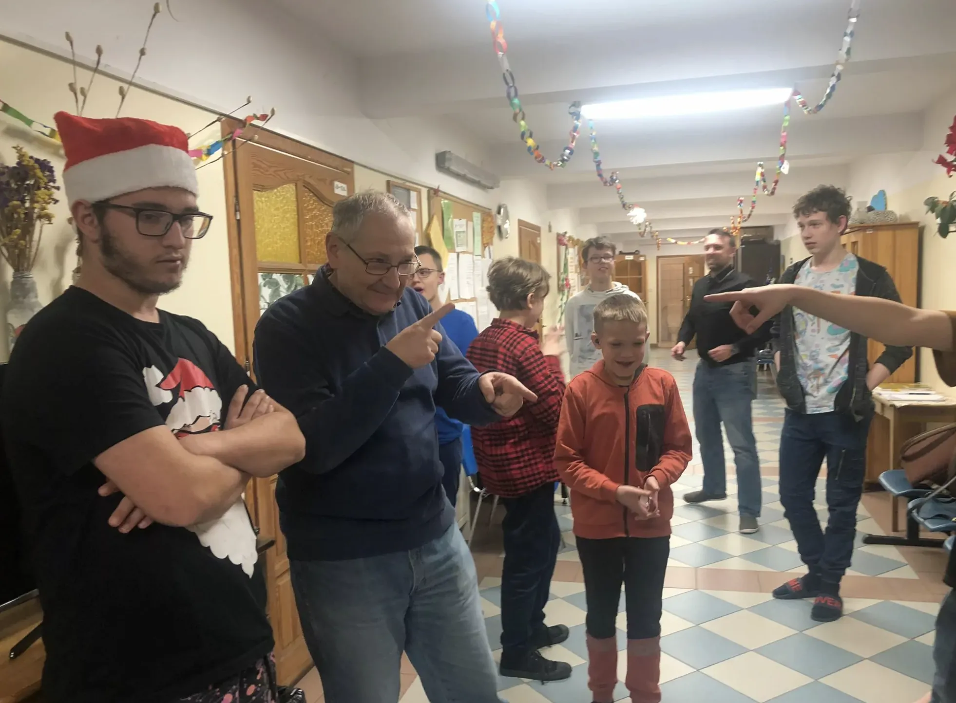 Dzyń, dzyń… Drzwi internatu otwierają się dla Mikołaja