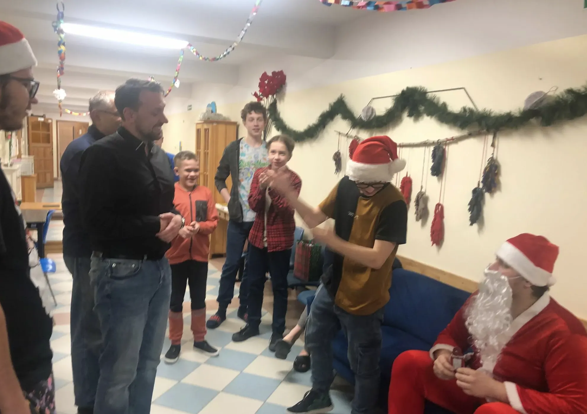 Dzyń, dzyń… Drzwi internatu otwierają się dla Mikołaja