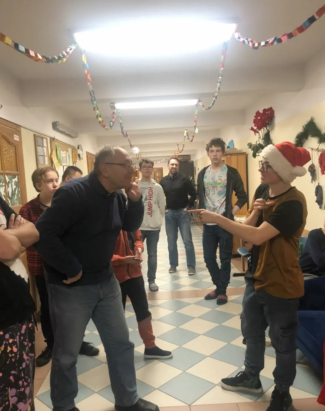 Dzyń, dzyń… Drzwi internatu otwierają się dla Mikołaja