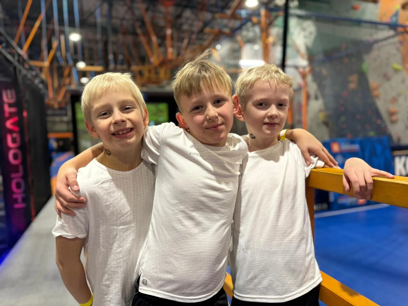 3 chłopców w białych koszulkach 