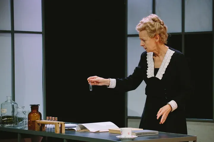 „Promieniowanie” w Teatrze Kwadrat, czyli Maria Skłodowska-Curie, jakiej nie znaliście