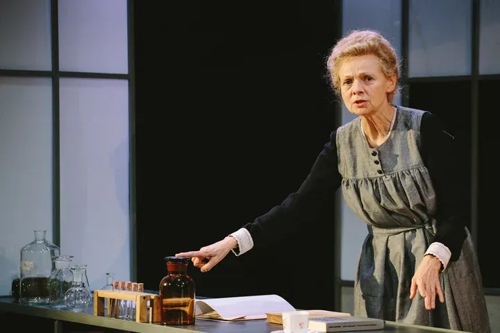 „Promieniowanie” w Teatrze Kwadrat, czyli Maria Skłodowska-Curie, jakiej nie znaliście