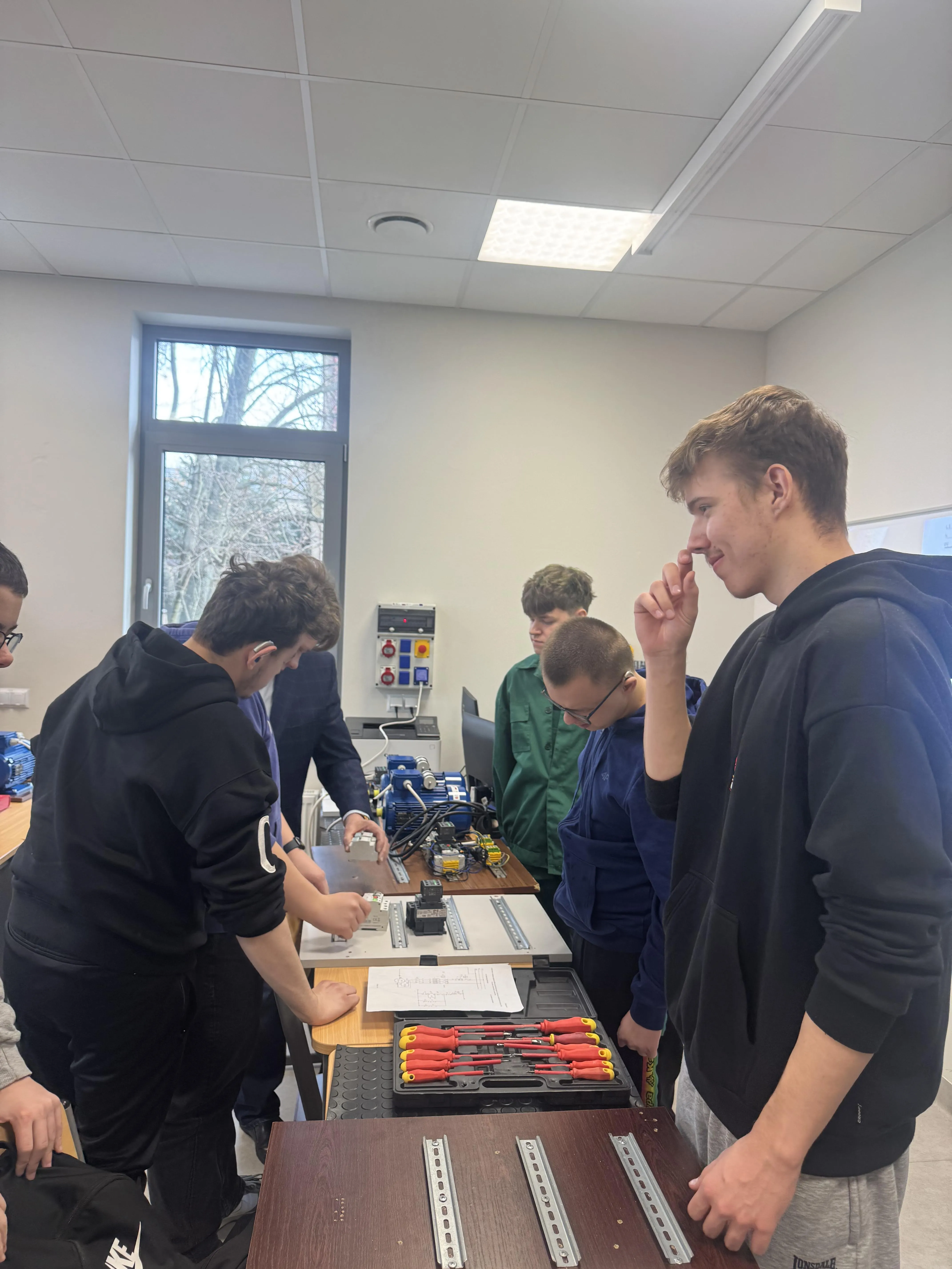 Elektrycy  na zajęciach praktycznych w Branżowym Centrum Umiejętności nr 1 w Siedlcach 