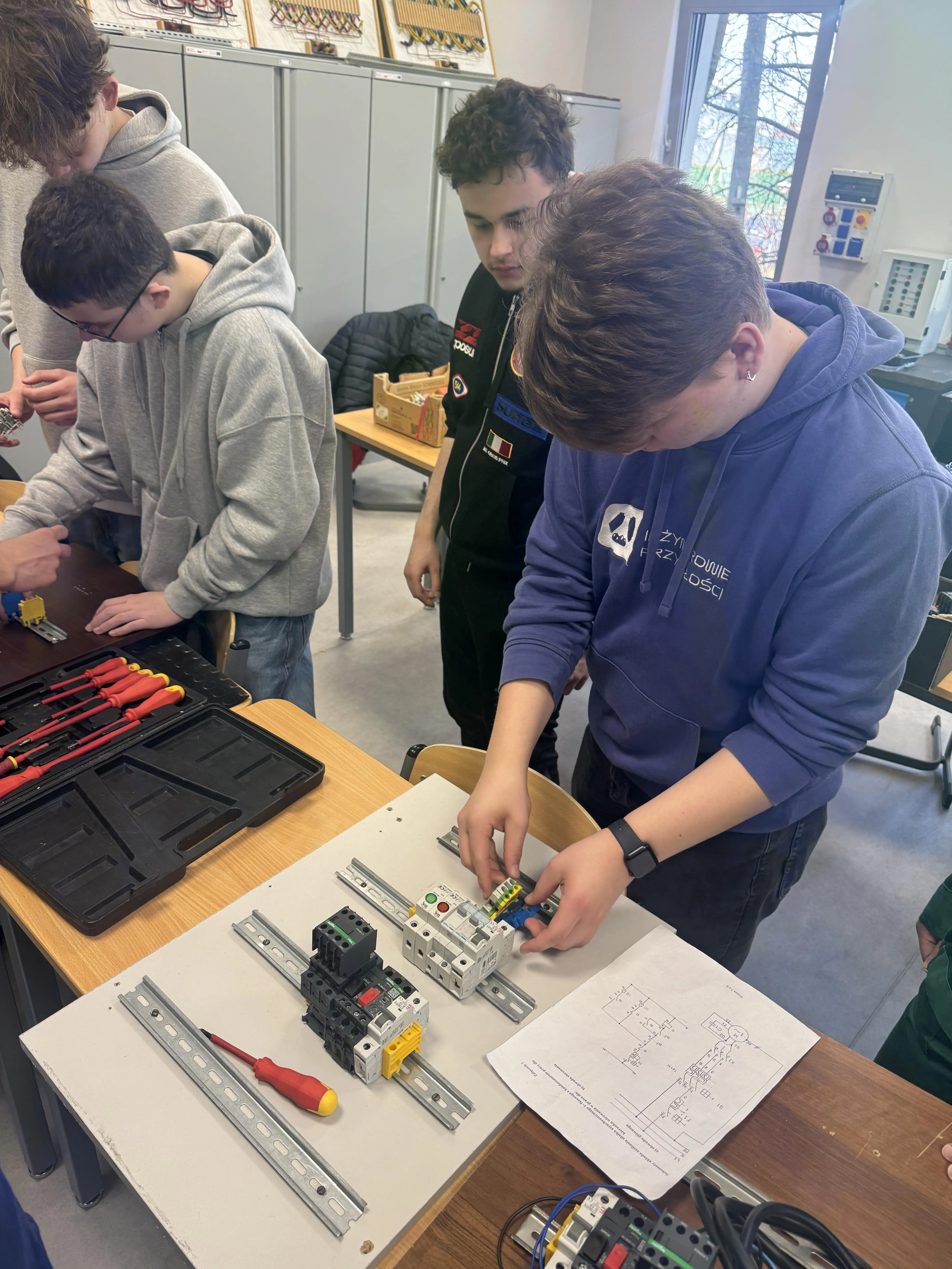 Elektrycy  na zajęciach praktycznych w Branżowym Centrum Umiejętności nr 1 w Siedlcach 