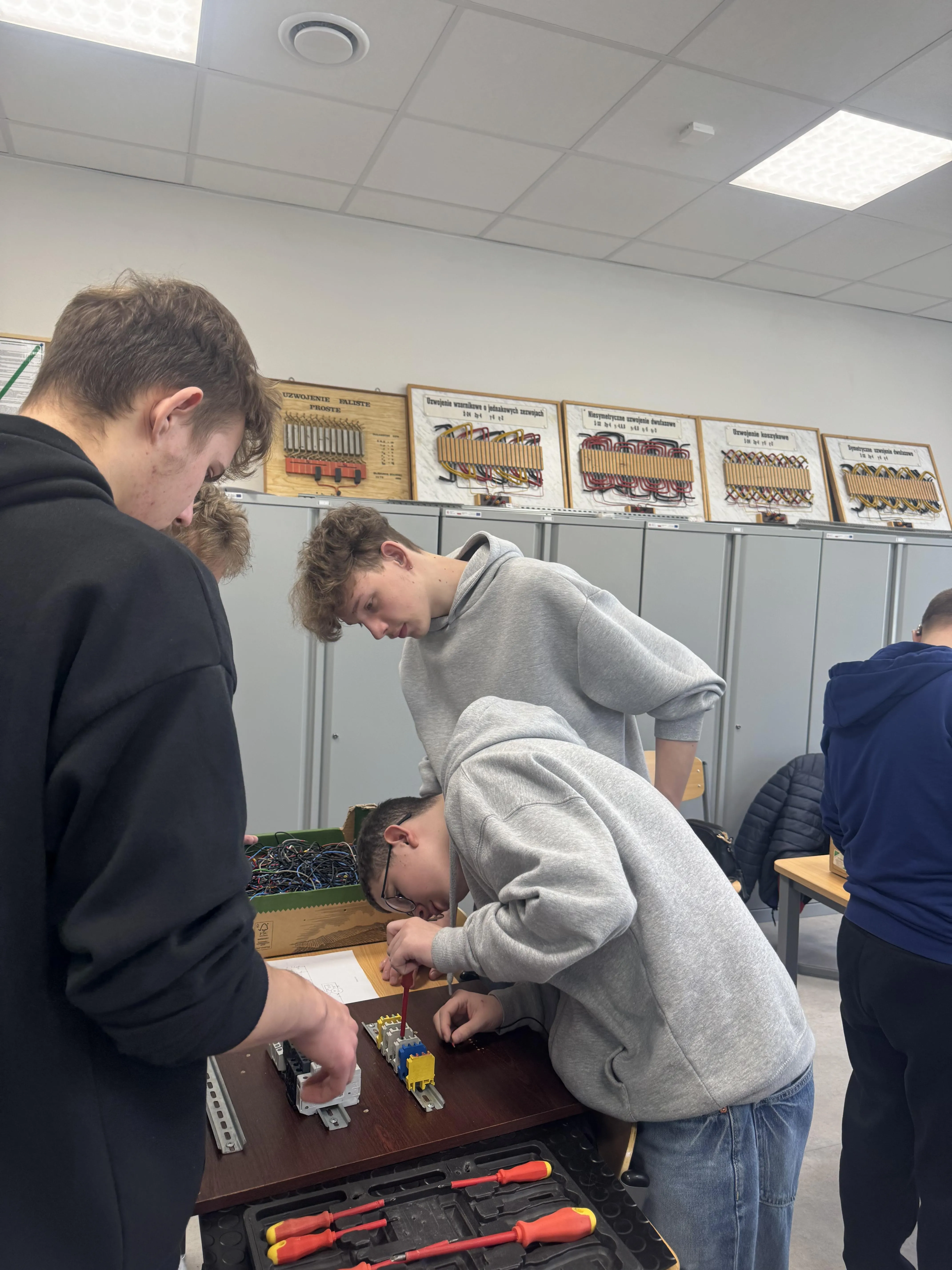 Elektrycy  na zajęciach praktycznych w Branżowym Centrum Umiejętności nr 1 w Siedlcach 