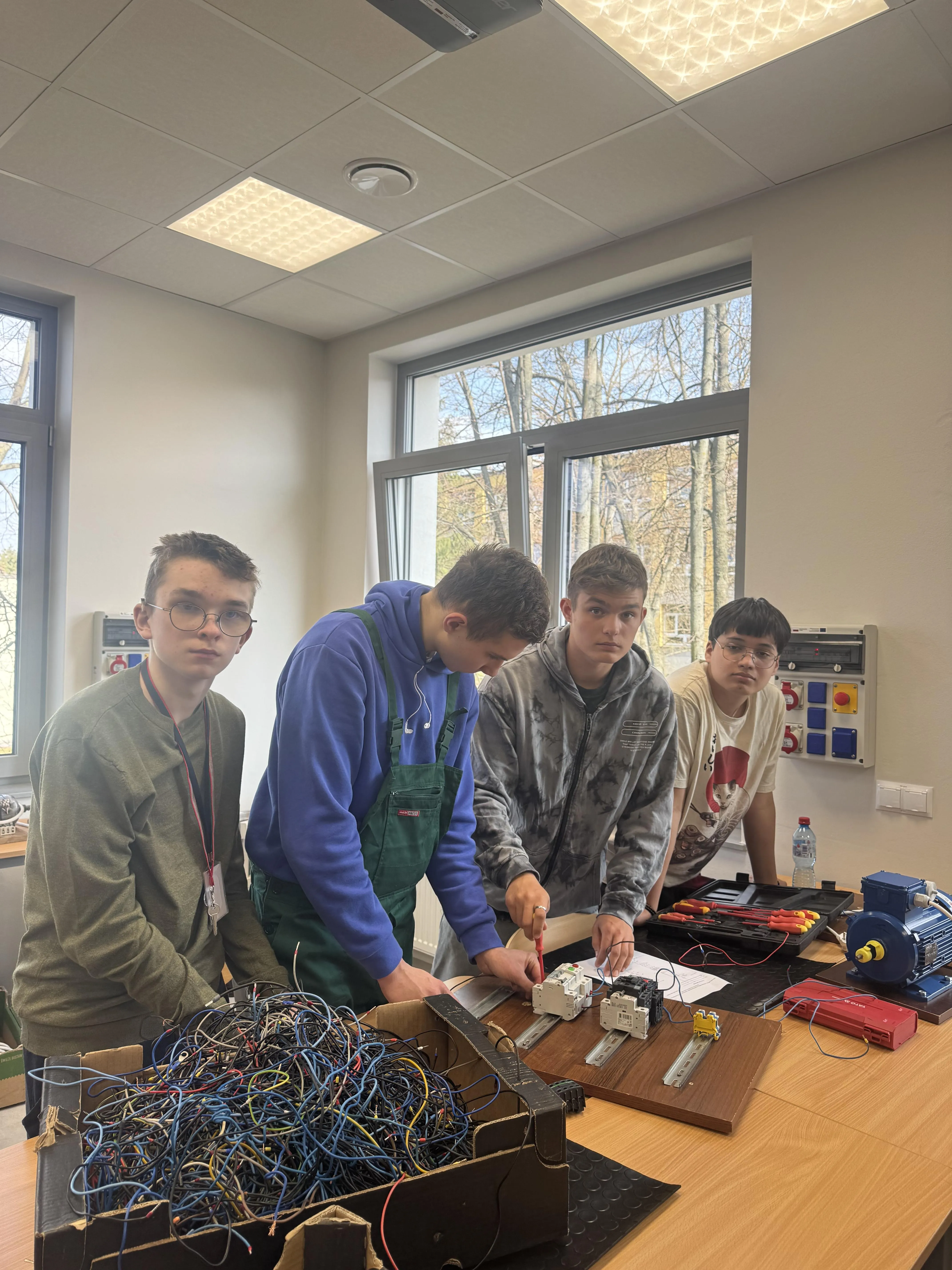 Elektrycy  na zajęciach praktycznych w Branżowym Centrum Umiejętności nr 1 w Siedlcach 