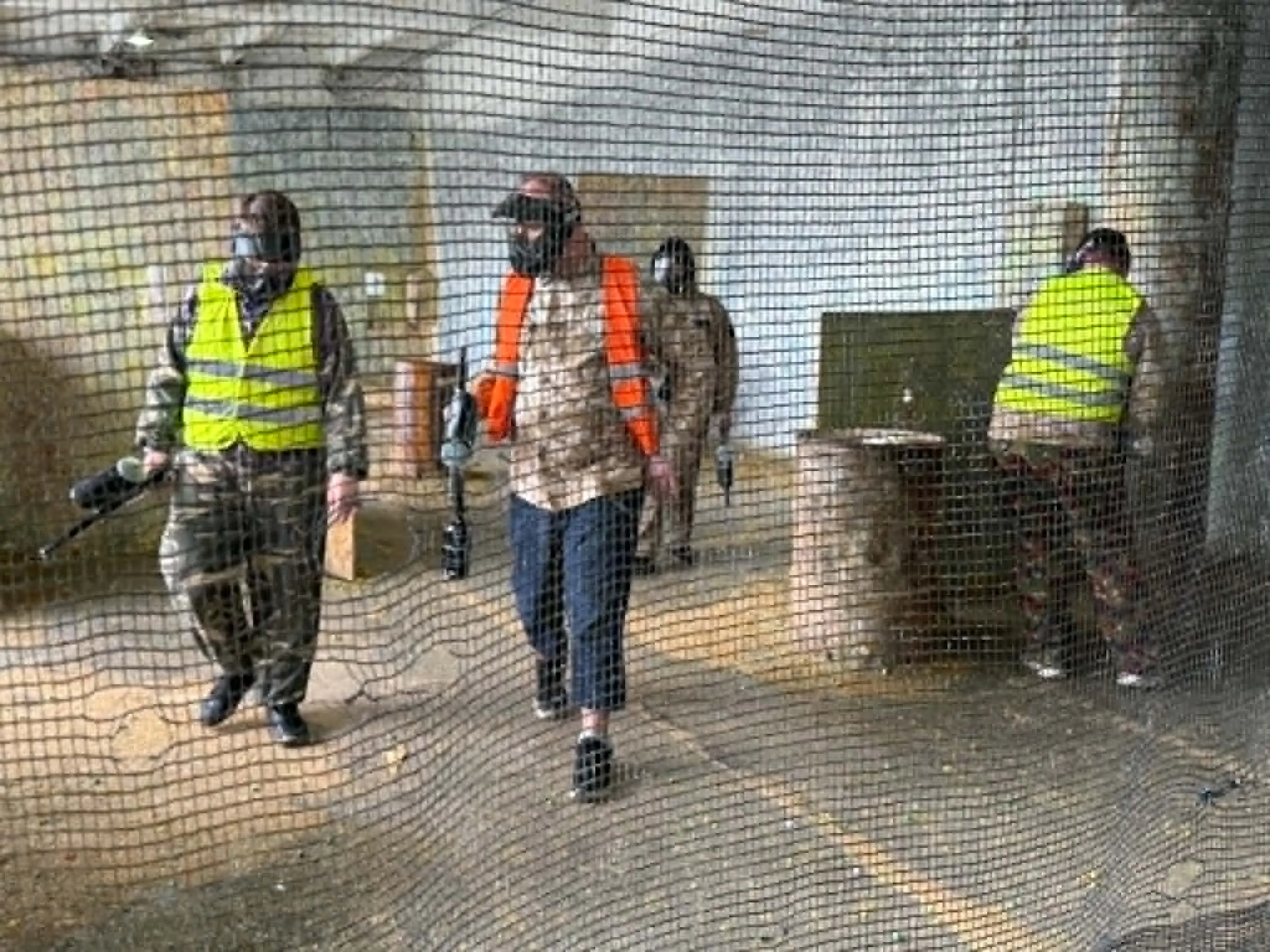 Uczniowie klasy 8a oraz 2 TA uczestniczyli w wyjściu na paintball. 