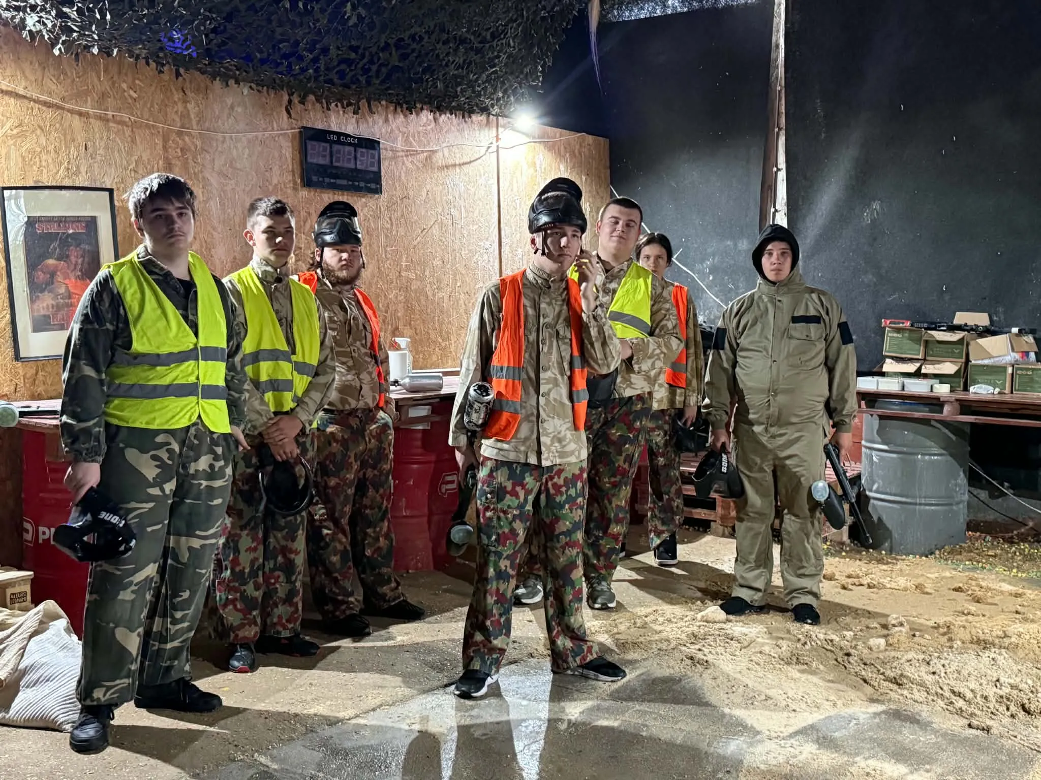 Uczniowie klasy 8a oraz 2 TA uczestniczyli w wyjściu na paintball. 