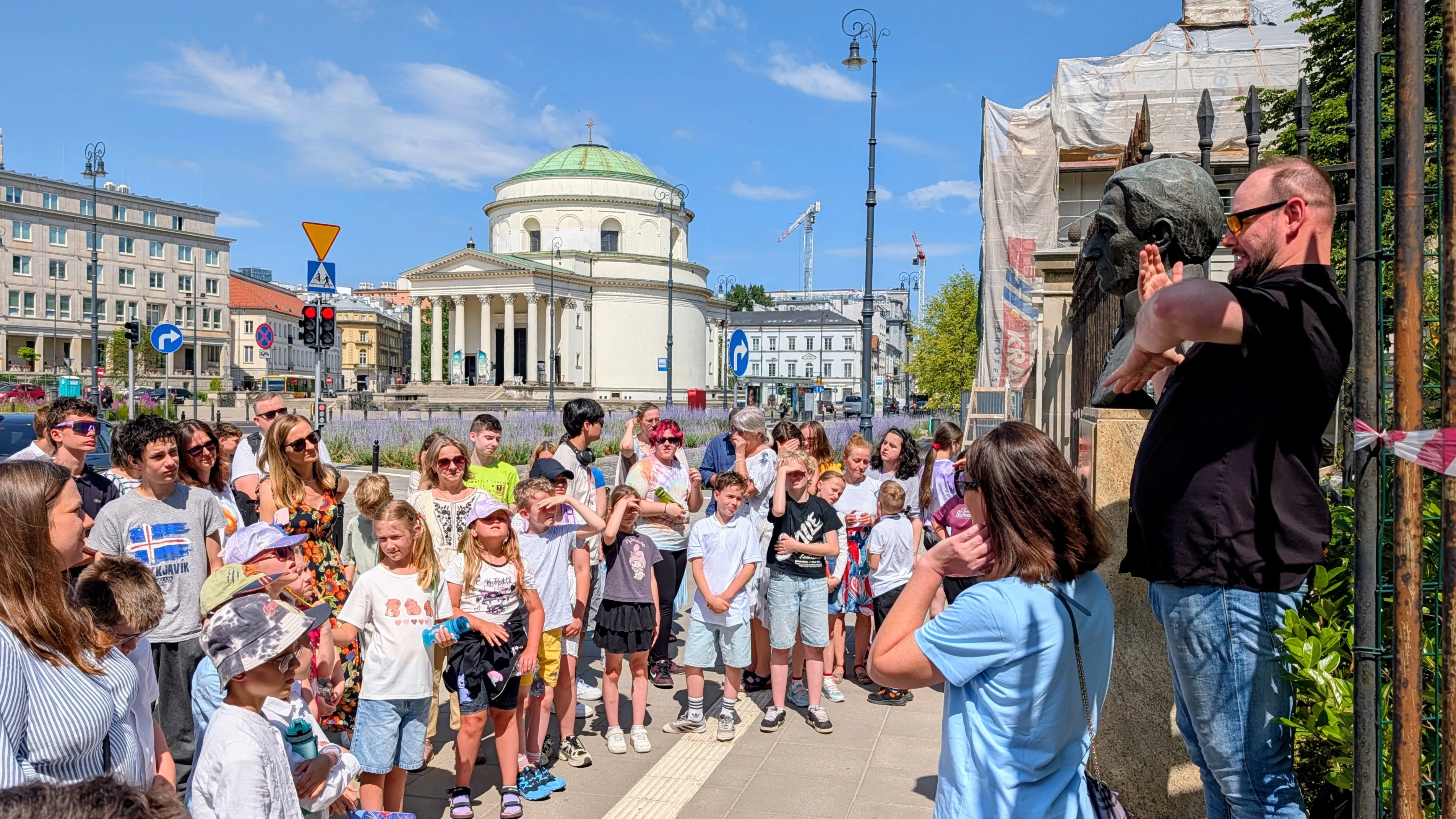 Złożenie wiązanki kwiatów pod pomnikiem ks. Jakuba Falkowskiego,