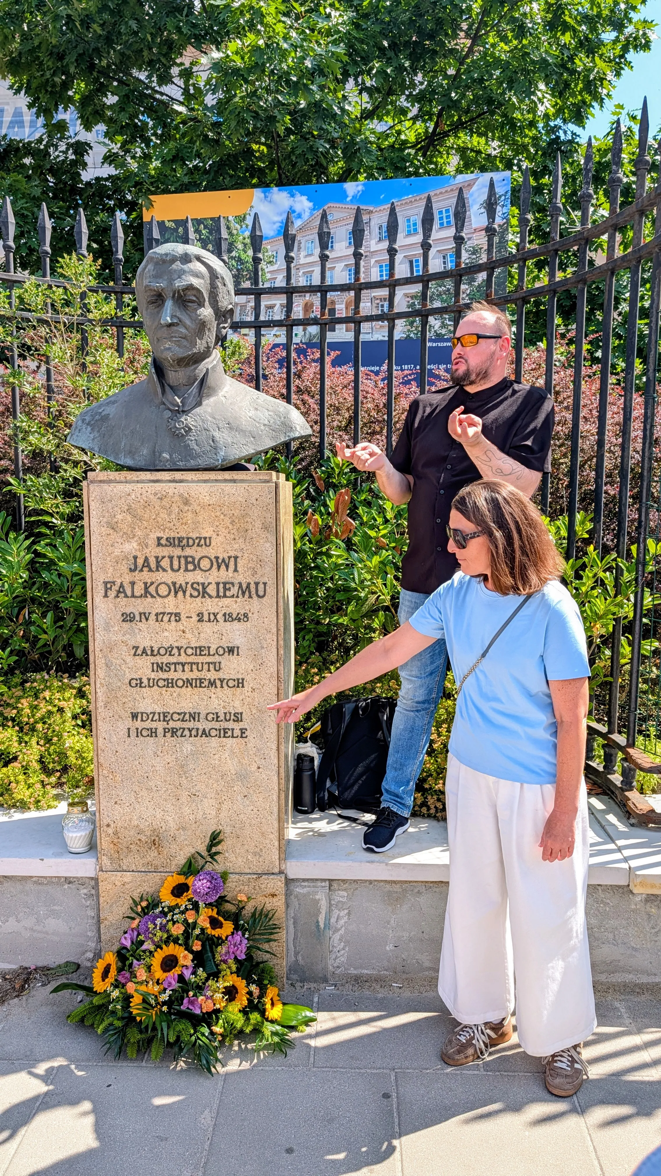 Złożenie wiązanki kwiatów pod pomnikiem ks. Jakuba Falkowskiego,