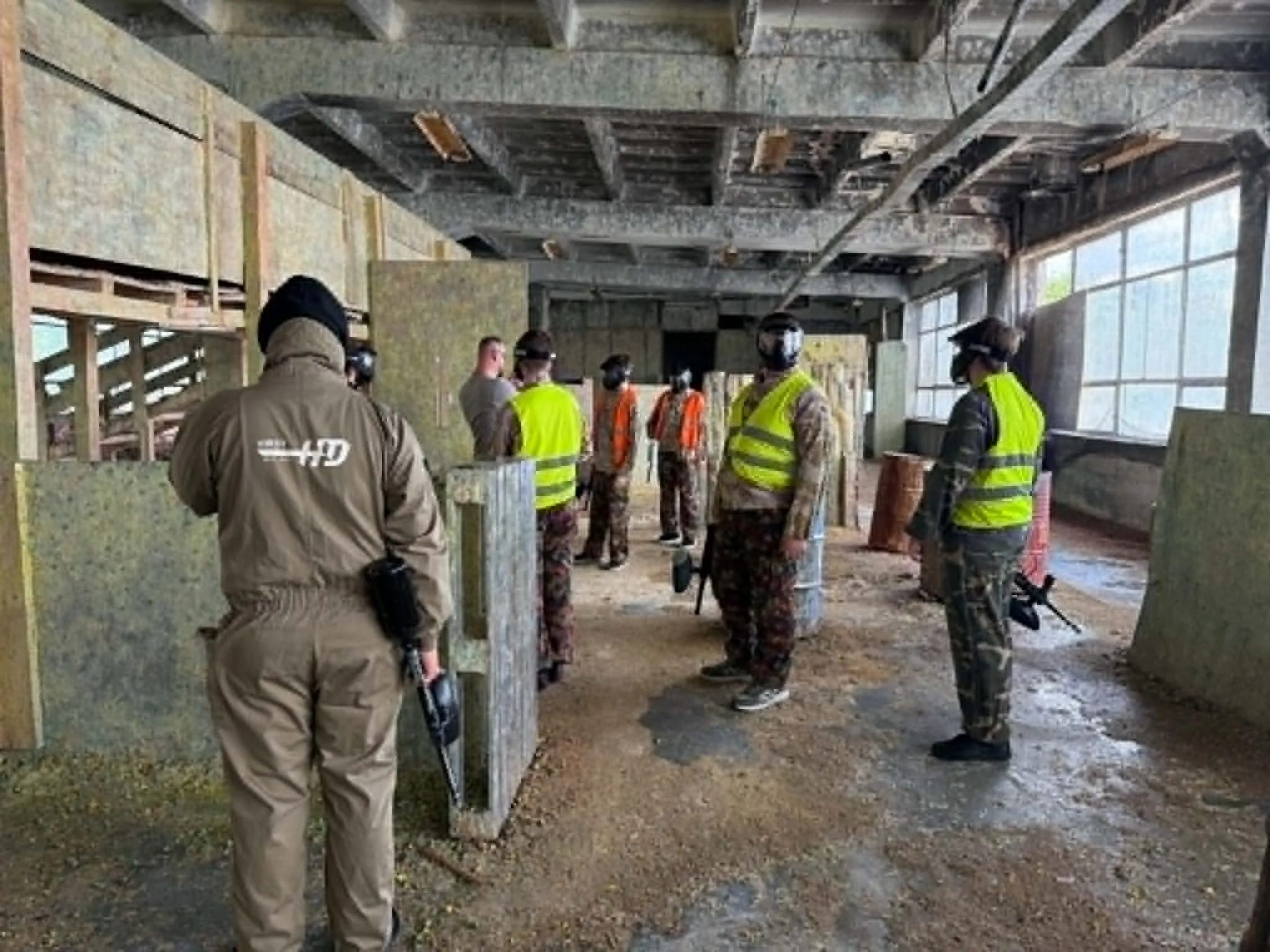 Uczniowie klasy 8a oraz 2 TA uczestniczyli w wyjściu na paintball. 