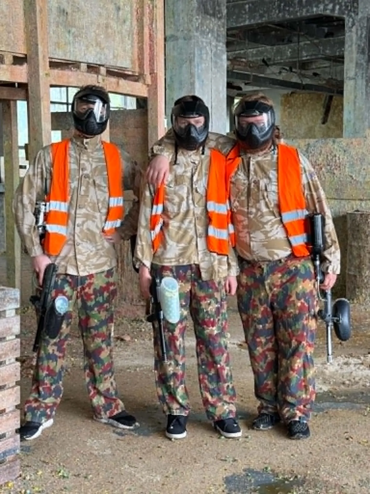 Uczniowie klasy 8a oraz 2 TA uczestniczyli w wyjściu na paintball. 