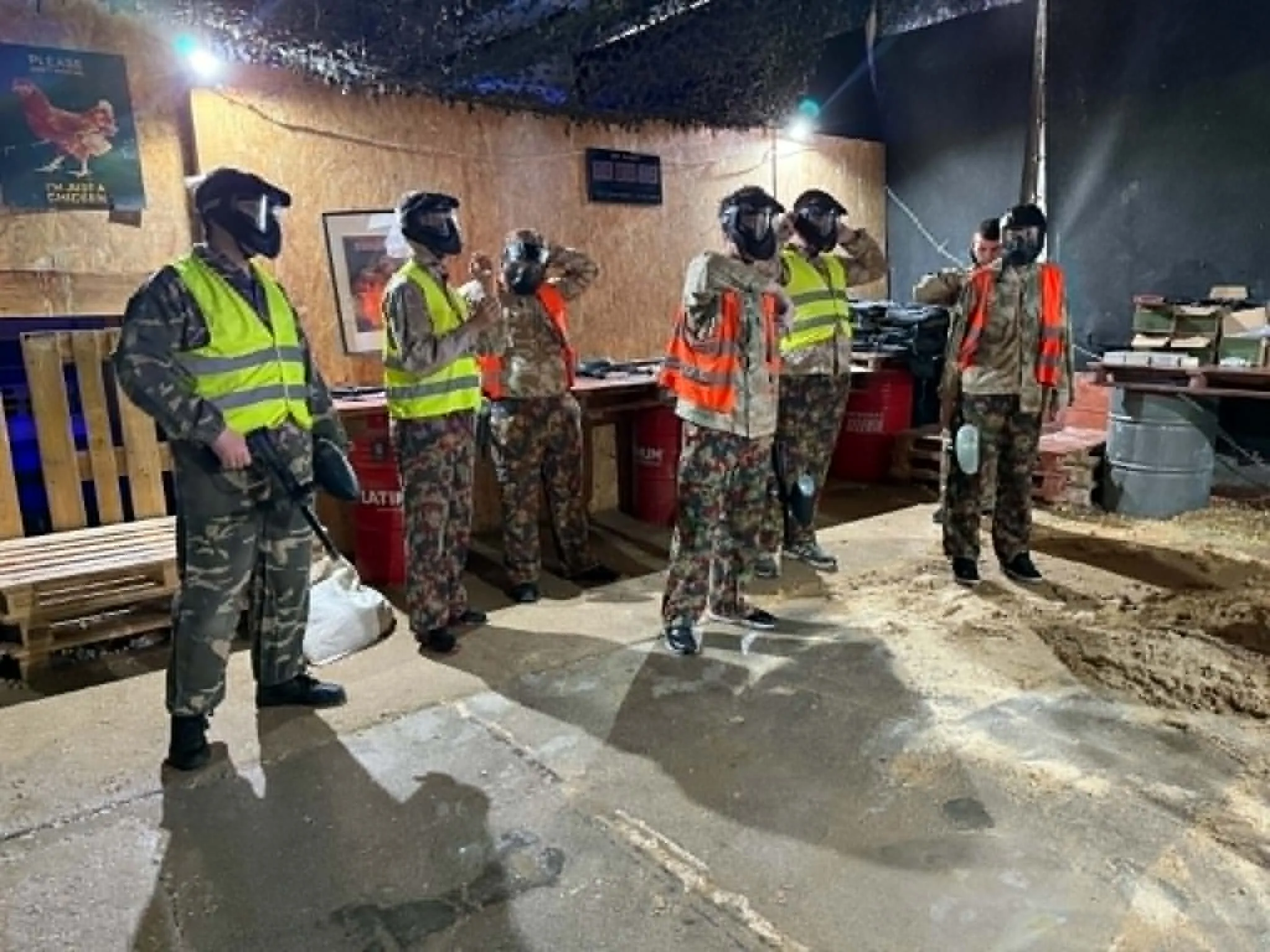 Uczniowie klasy 8a oraz 2 TA uczestniczyli w wyjściu na paintball. 