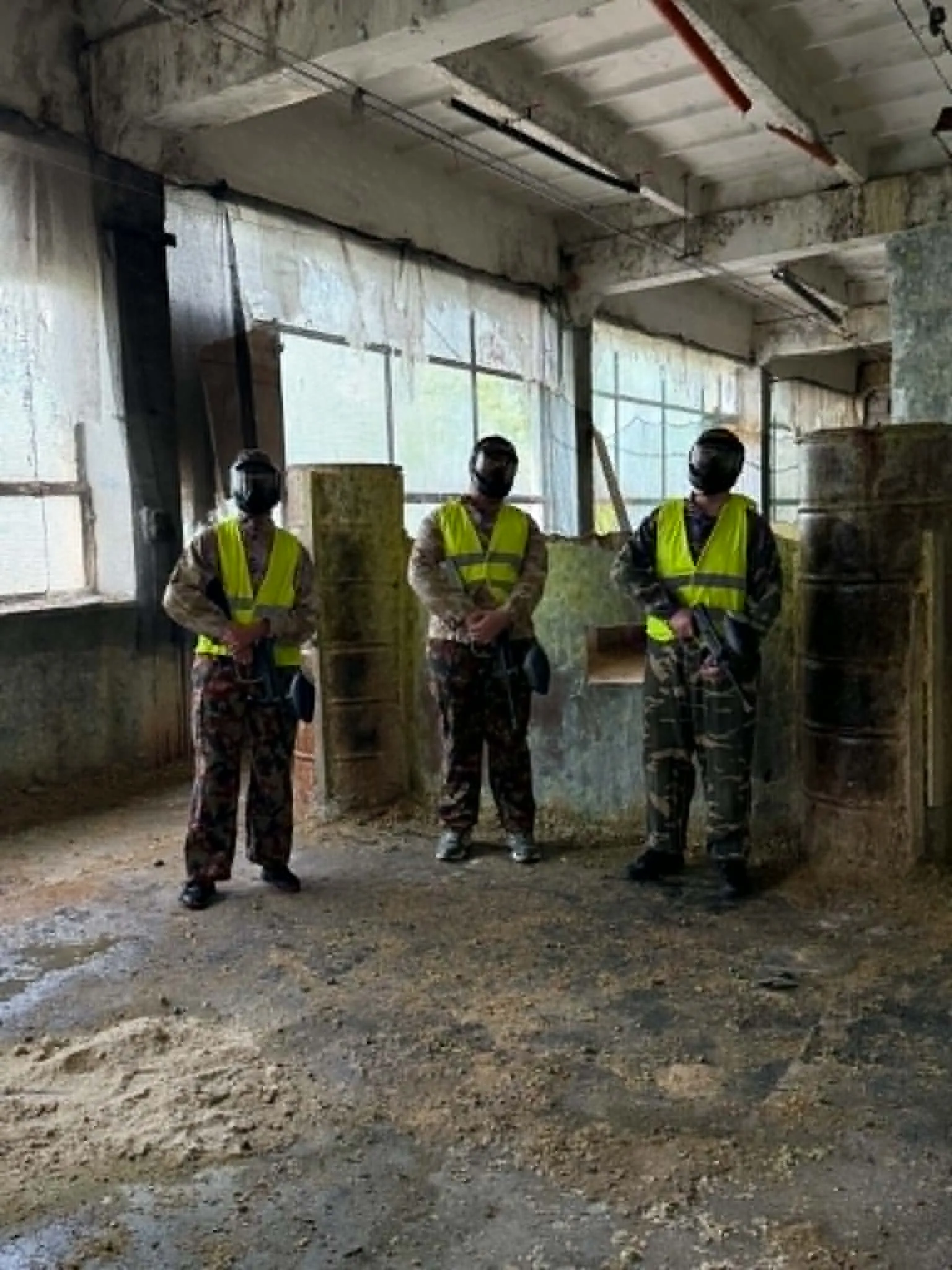 Uczniowie klasy 8a oraz 2 TA uczestniczyli w wyjściu na paintball. 