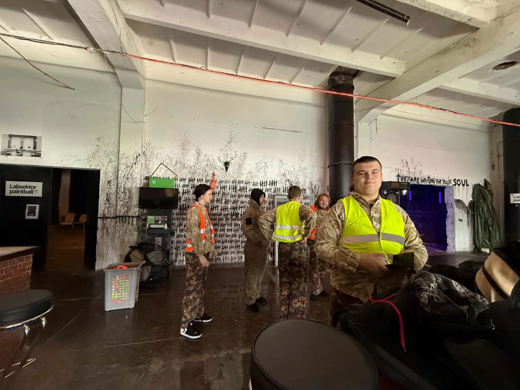 Uczniowie klasy 8a oraz 2 TA uczestniczyli w wyjściu na paintball. 